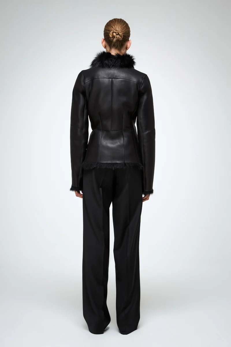 Adila – Toscana Schwarze Shearling-Jacke