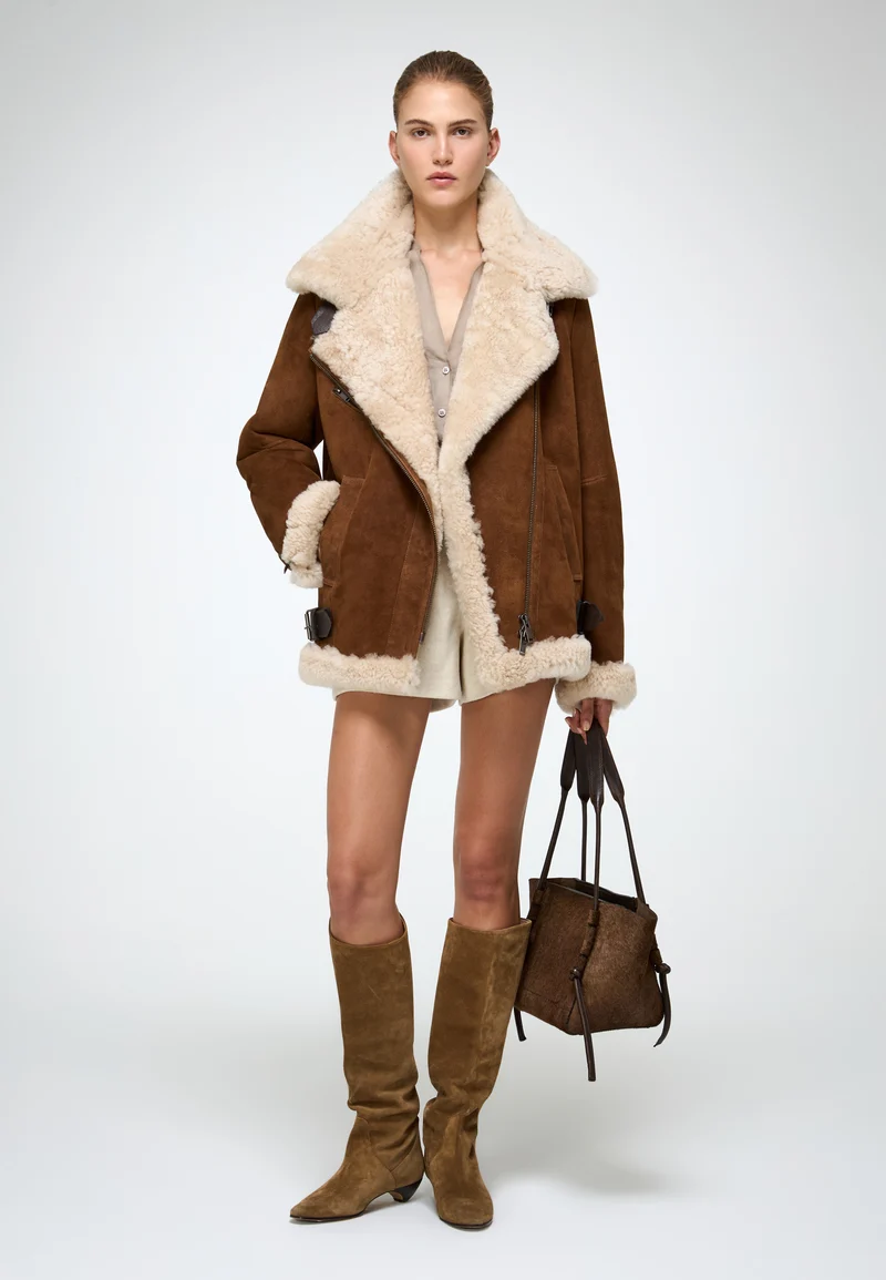 Antonella – Mantel aus tabakfarbenem Wildleder und Lammfell