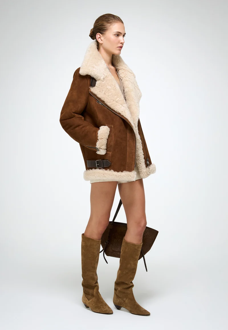 Antonella – Mantel aus tabakfarbenem Wildleder und Lammfell
