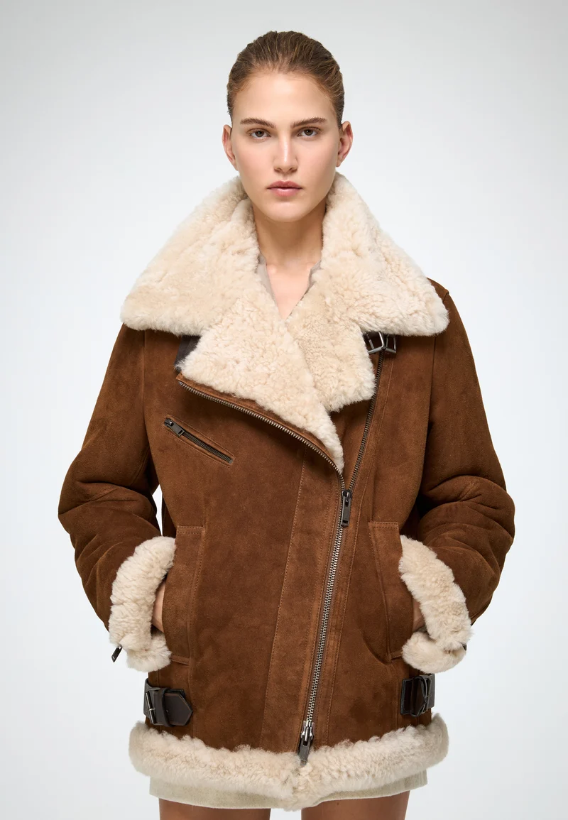 Antonella – Mantel aus tabakfarbenem Wildleder und Lammfell