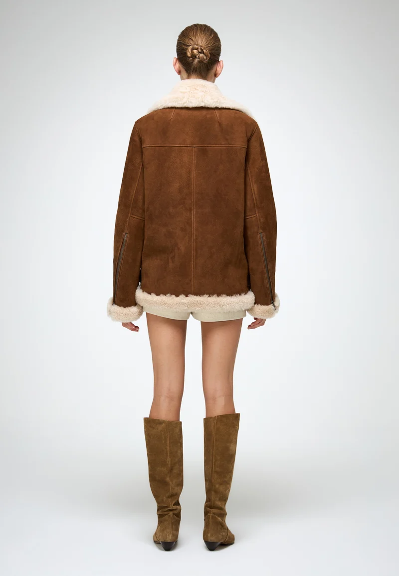Antonella – Mantel aus tabakfarbenem Wildleder und Lammfell