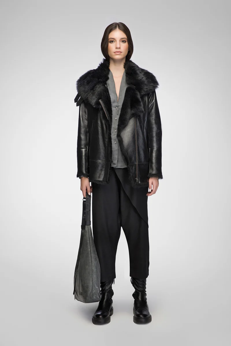 Vesna – Clotho Schwarze Lammfelljacke