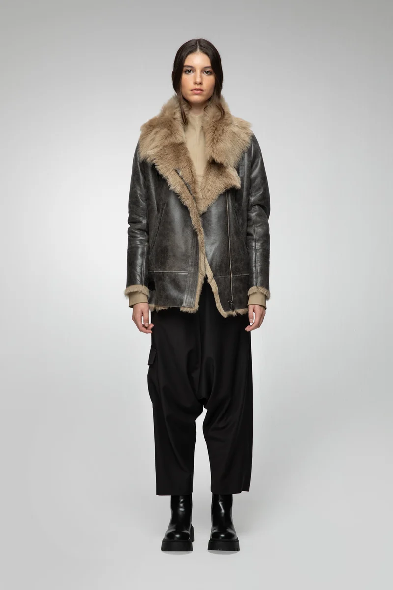 Vesna – Clotho Wüstenbeige Shearling-Jacke