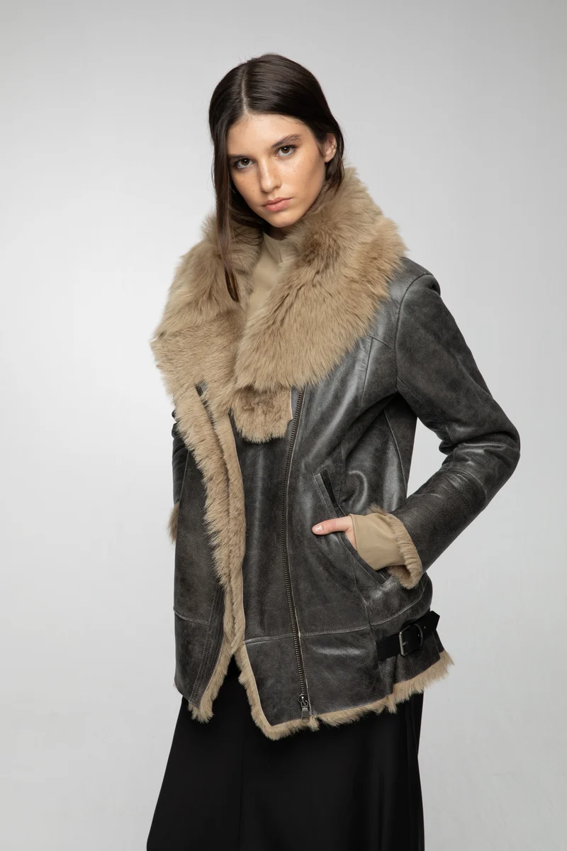 Vesna – Clotho Wüstenbeige Shearling-Jacke