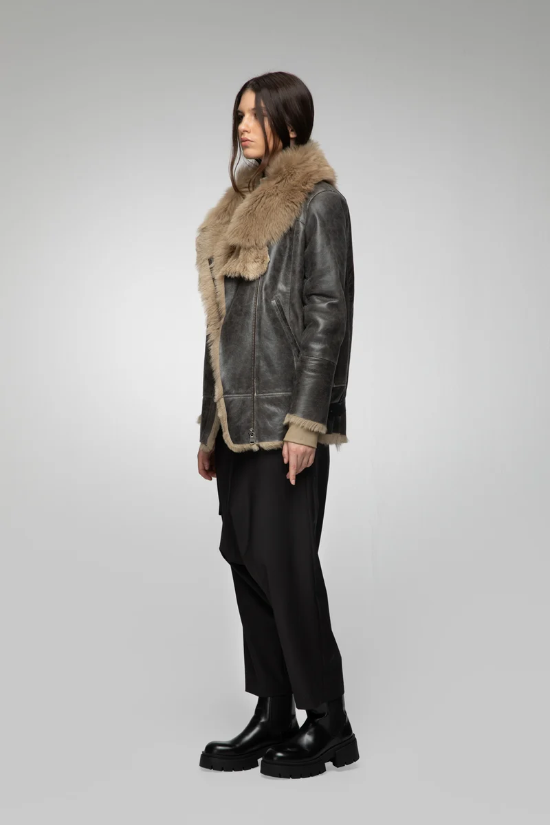 Vesna – Clotho Wüstenbeige Shearling-Jacke