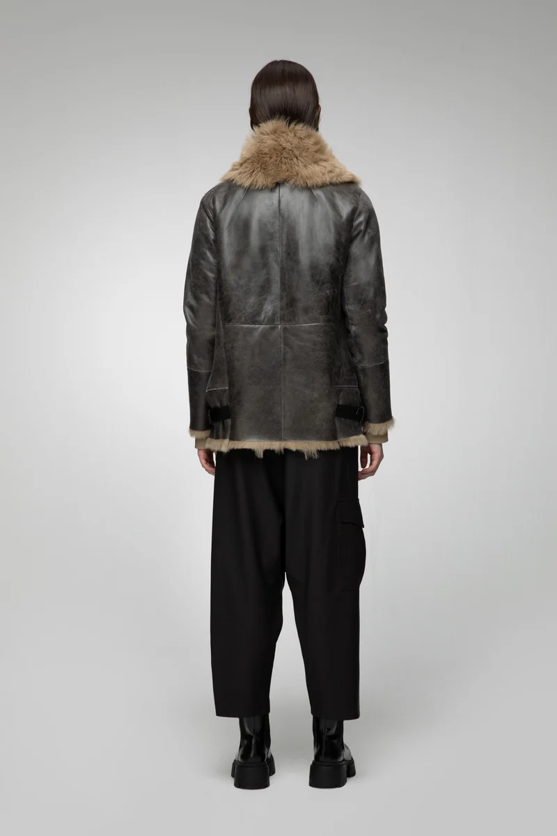 Vesna – Clotho Wüstenbeige Shearling-Jacke