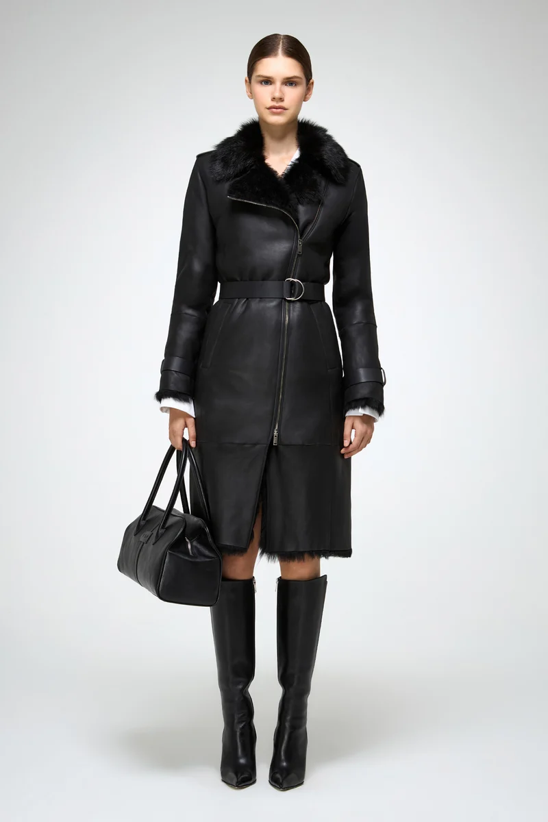 Lyza – Clotho Trenchcoat aus schwarzem Lammfell