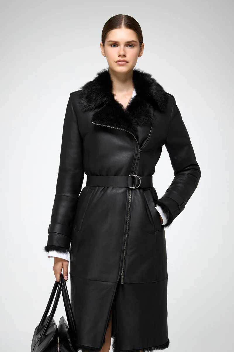 Lyza – Clotho Trenchcoat aus schwarzem Lammfell