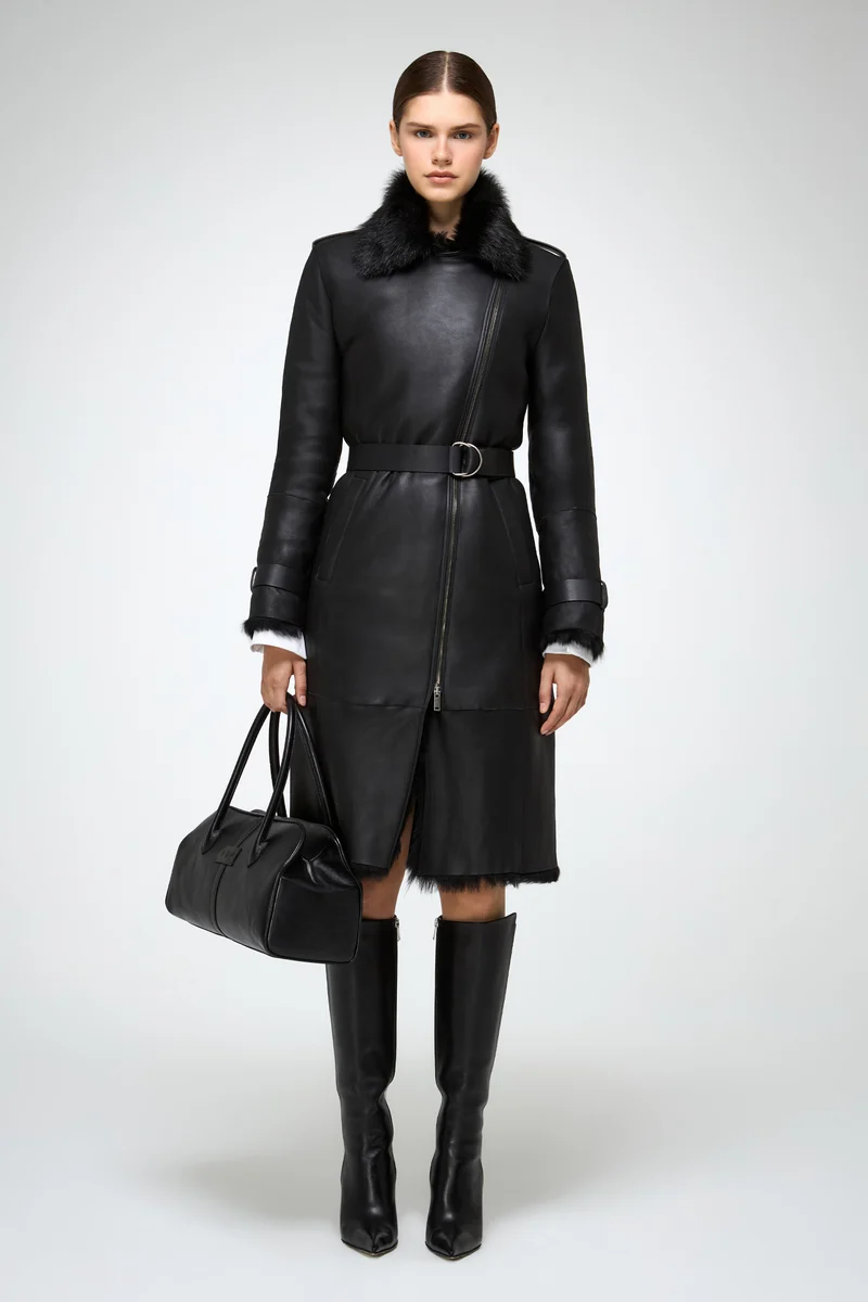 Lyza – Clotho Trenchcoat aus schwarzem Lammfell
