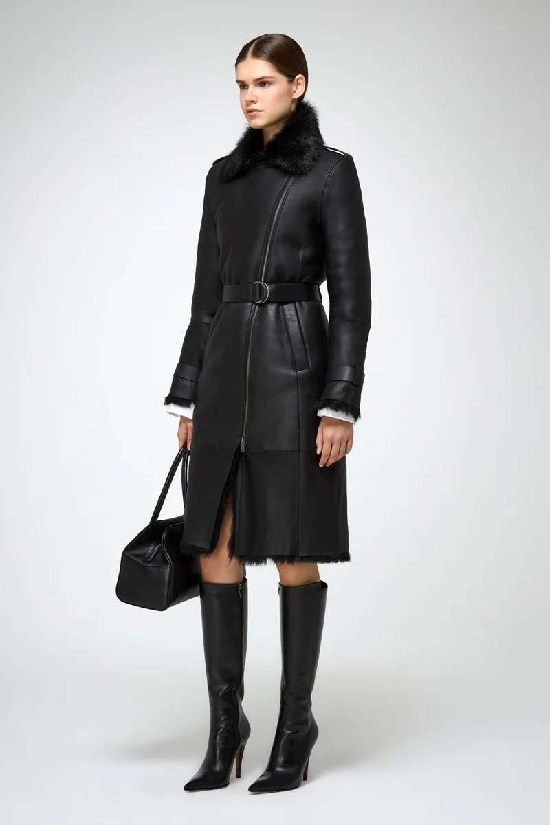 Lyza – Clotho Trenchcoat aus schwarzem Lammfell