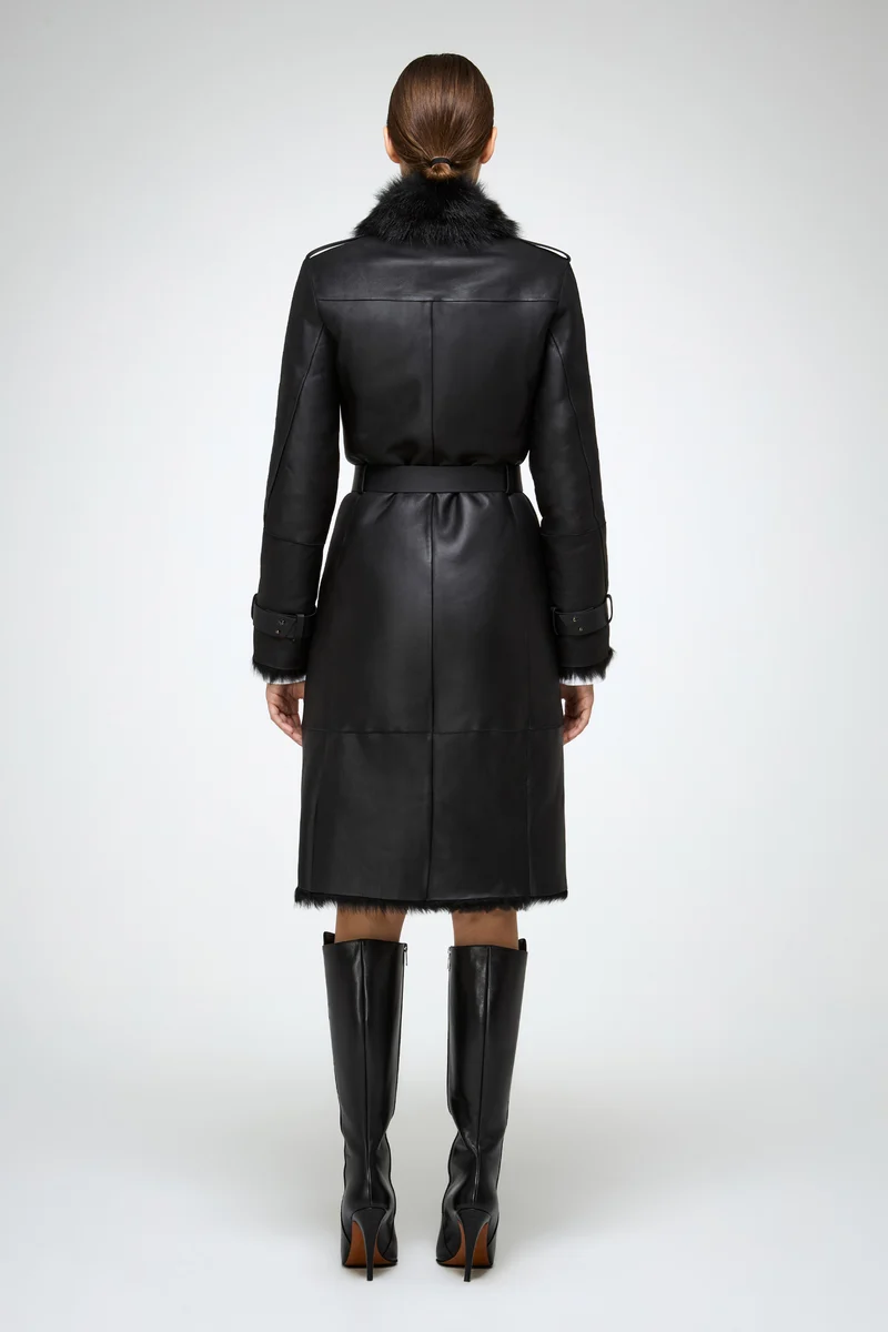Lyza – Clotho Trenchcoat aus schwarzem Lammfell