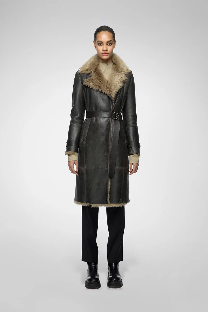 Lyza – Clotho Wüstenbeiger Trenchcoat Lammfellmantel