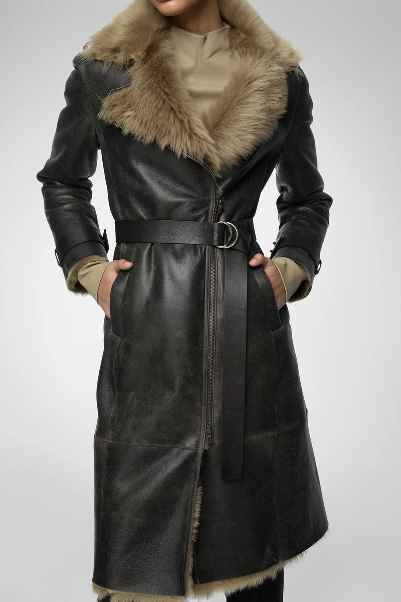 Lyza – Clotho Wüstenbeiger Trenchcoat Lammfellmantel