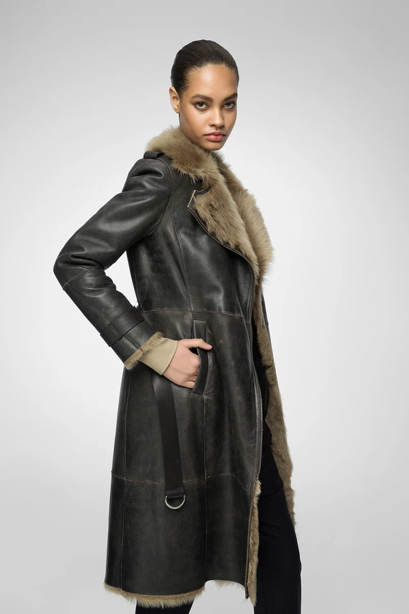Lyza – Clotho Wüstenbeiger Trenchcoat Lammfellmantel