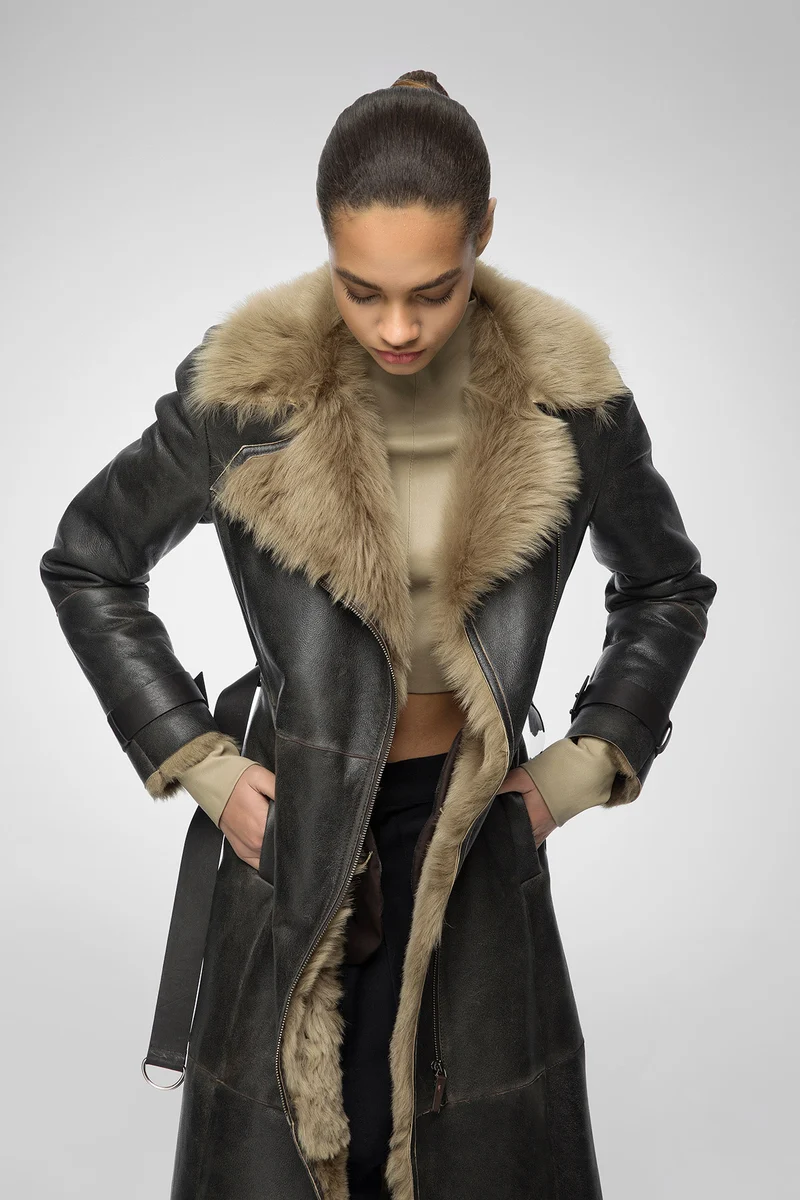Lyza – Clotho Wüstenbeiger Trenchcoat Lammfellmantel