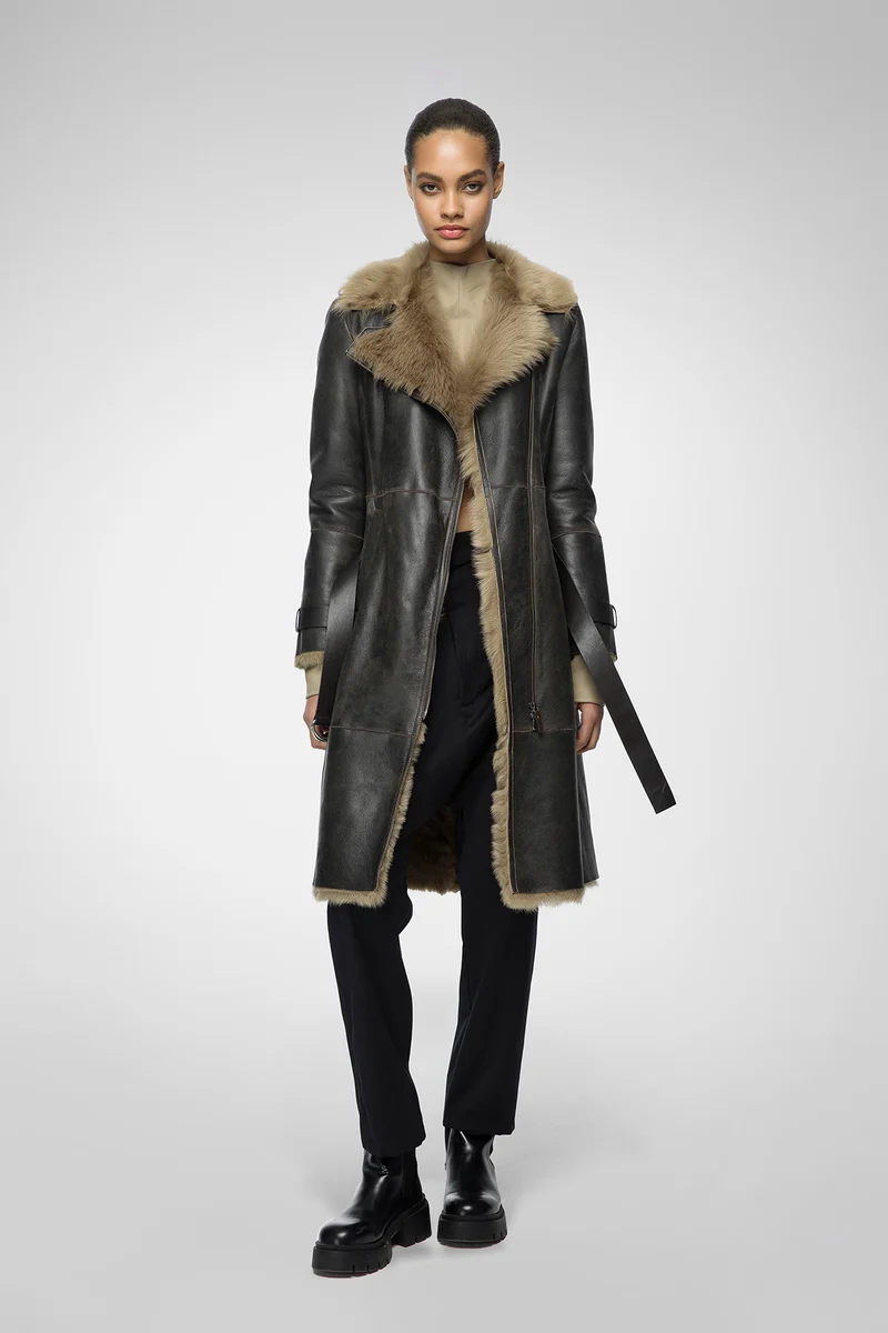 Lyza – Clotho Wüstenbeiger Trenchcoat Lammfellmantel