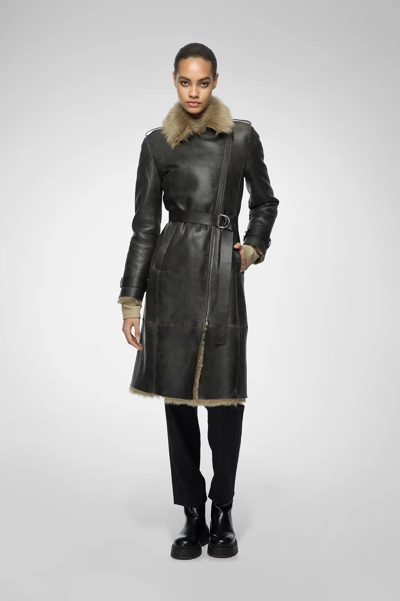 Lyza – Clotho Wüstenbeiger Trenchcoat Lammfellmantel