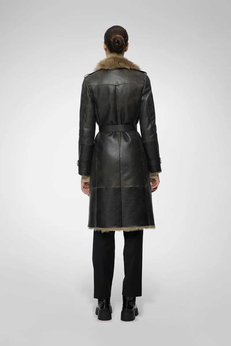 Lyza – Clotho Wüstenbeiger Trenchcoat Lammfellmantel