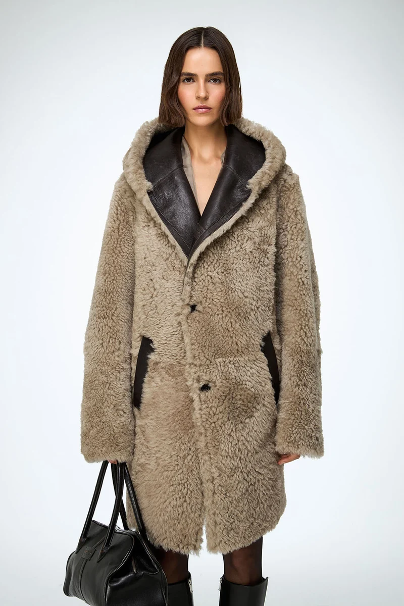 Fabiana – Mantel aus Lammfell mit Steinmuster