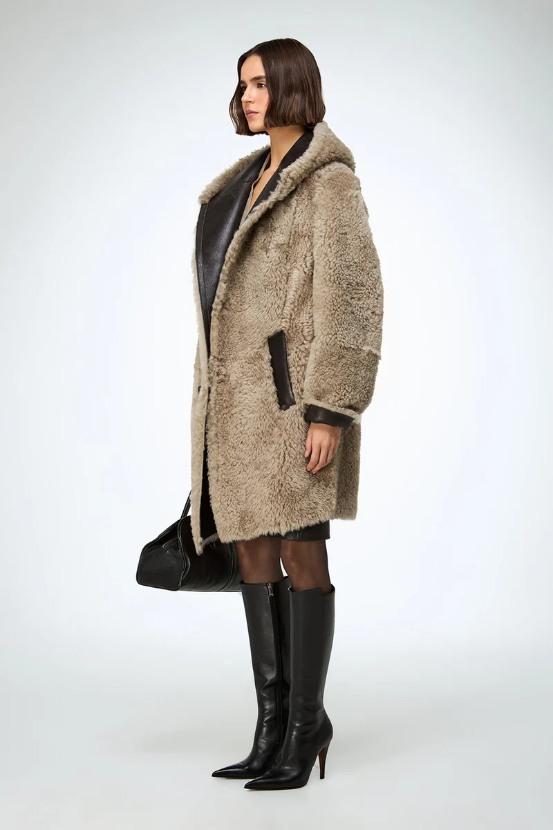 Fabiana – Mantel aus Lammfell mit Steinmuster