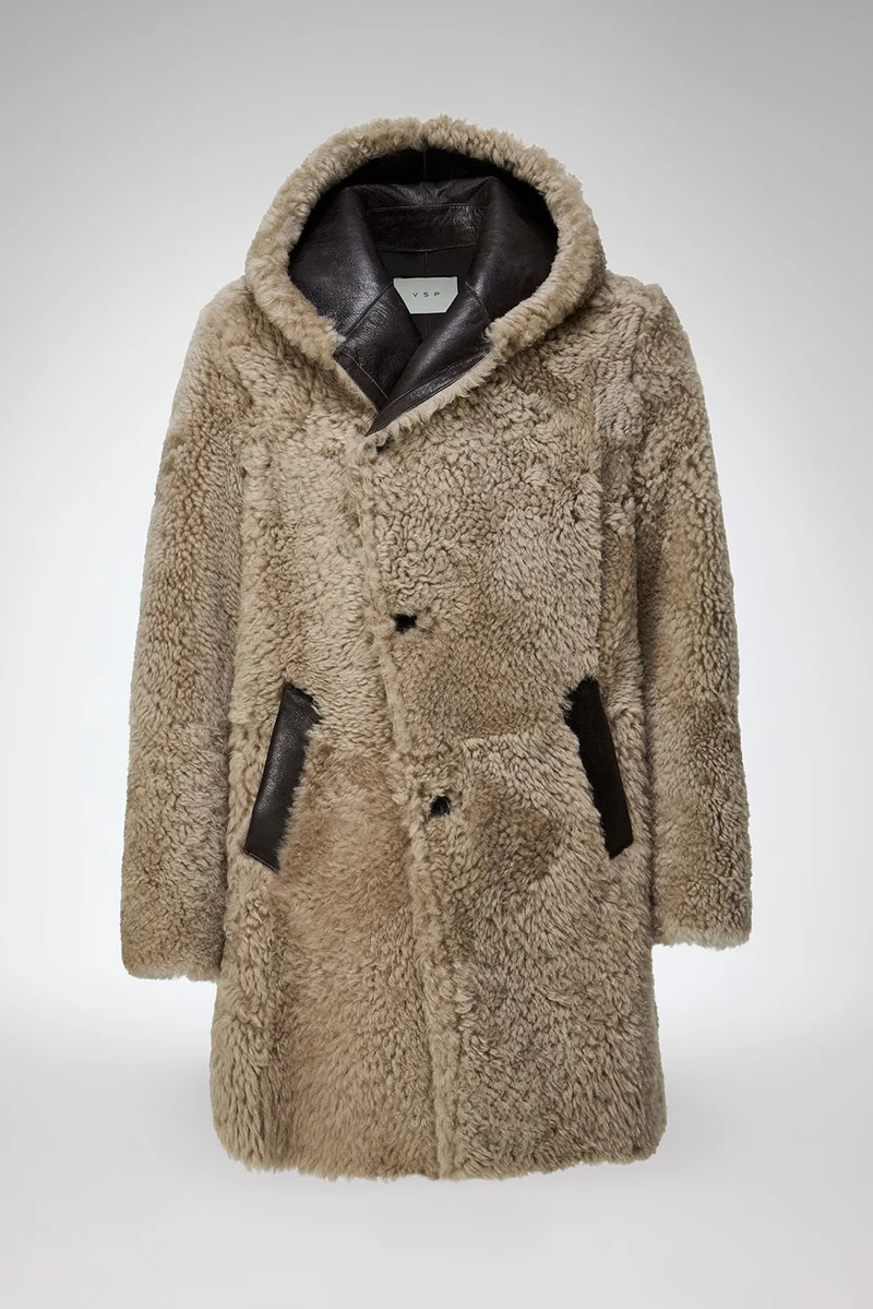 Fabiana – Mantel aus Lammfell mit Steinmuster