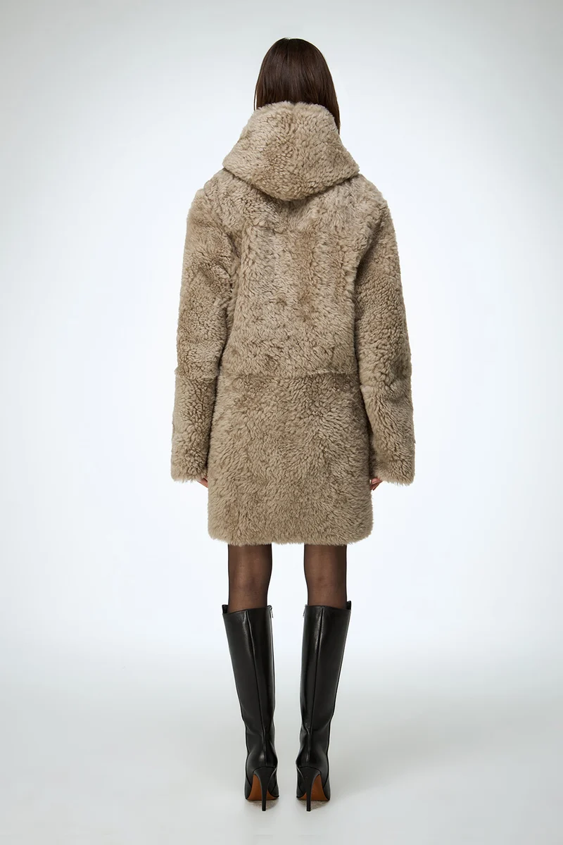 Fabiana – Mantel aus Lammfell mit Steinmuster