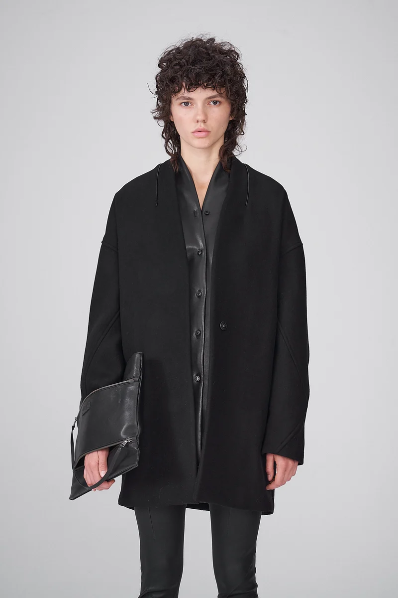 Schwarze Wollmantel