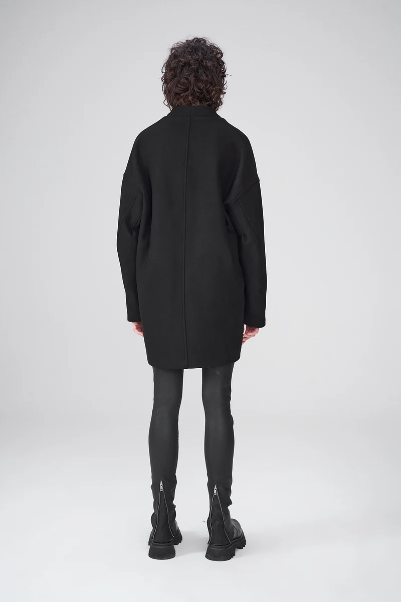 Schwarze Wollmantel