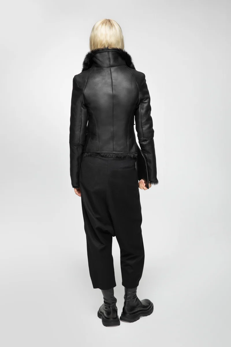 Schwarze Lammfelljacke