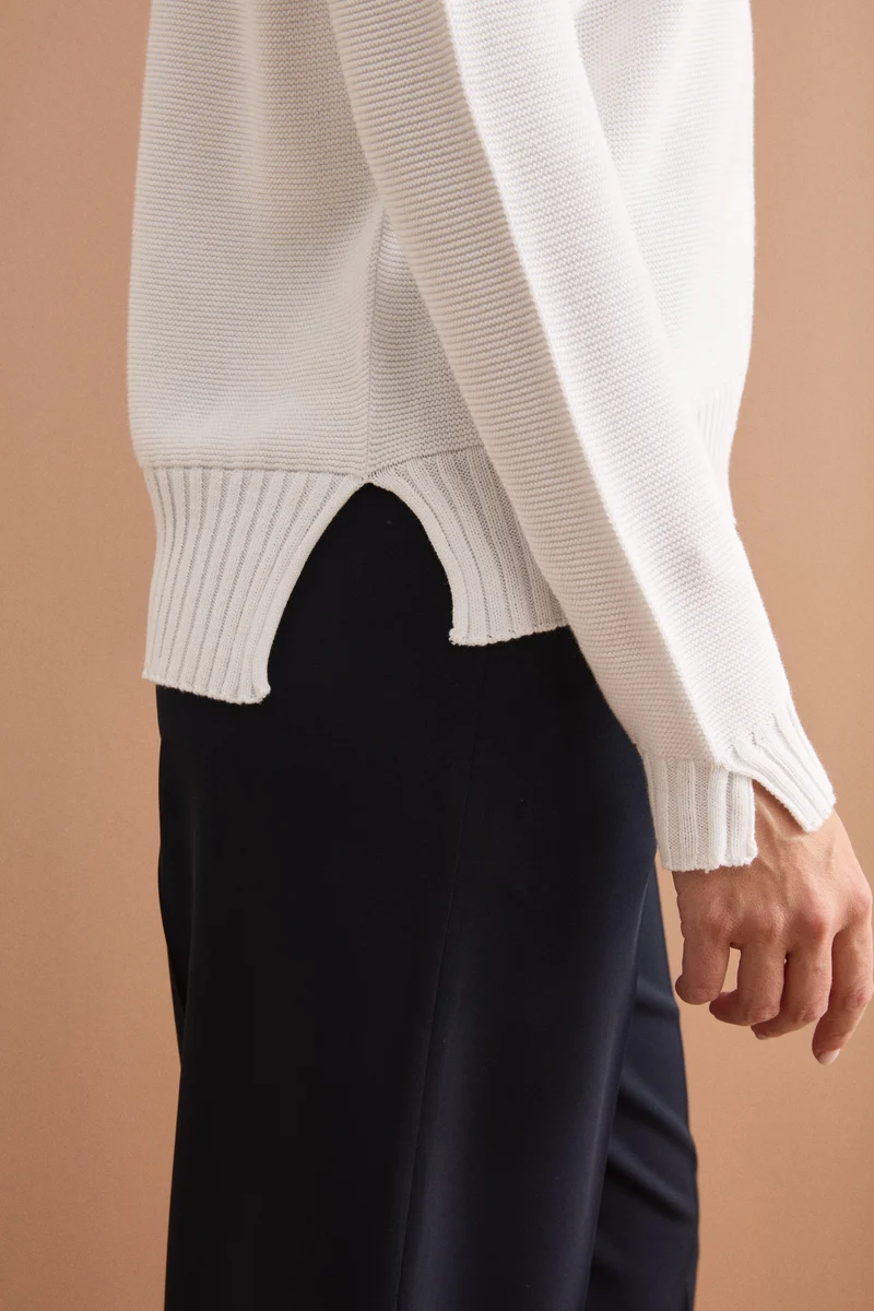 Maglia Scollo a V con Dettagli a Costine - BIANCO