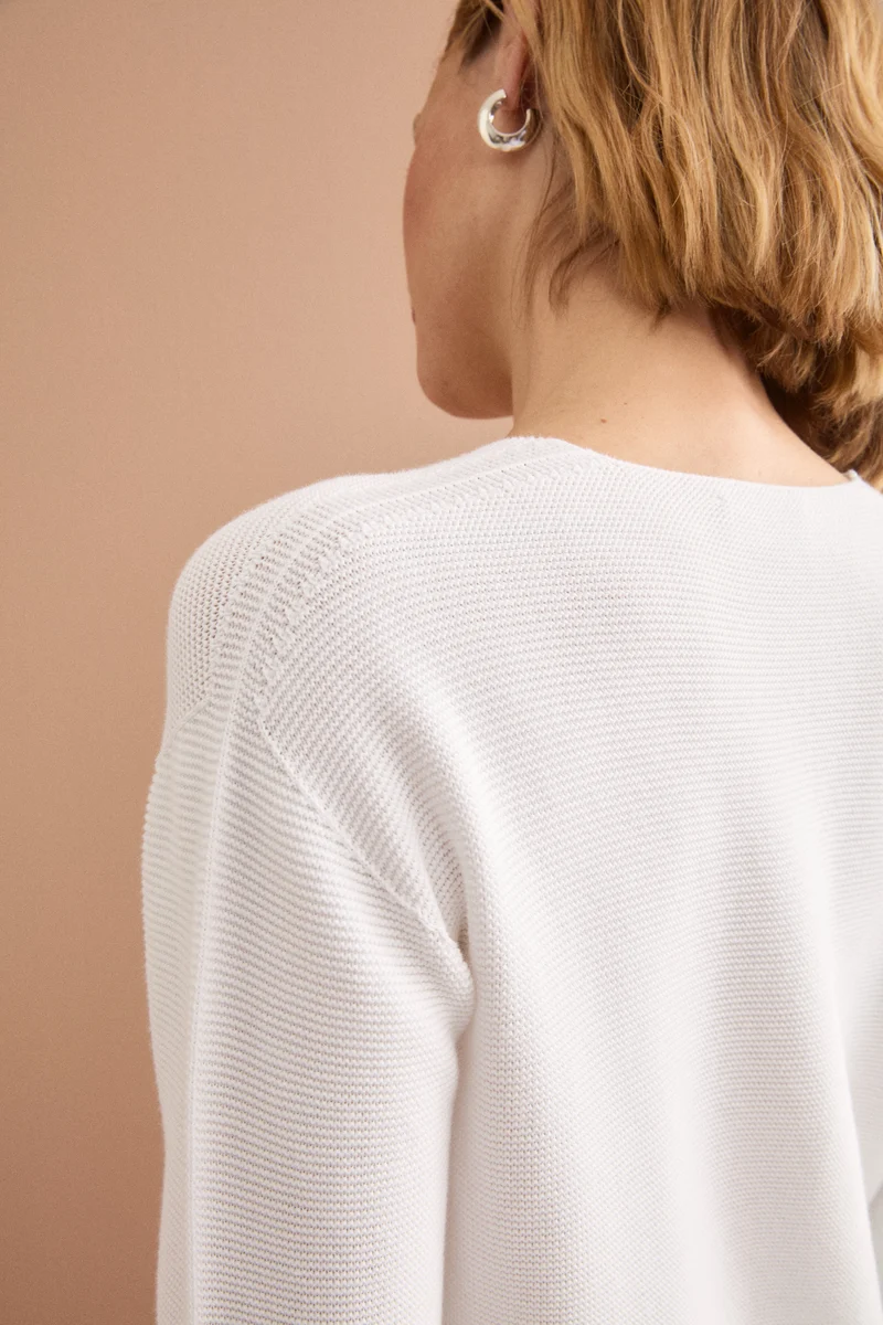Maglia Scollo a V con Dettagli a Costine - BIANCO