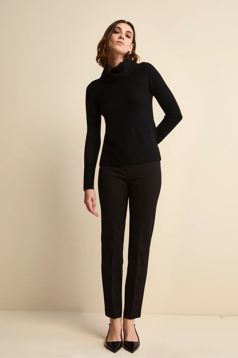 Maglia con Spacchi in Lana Merino - NERO
