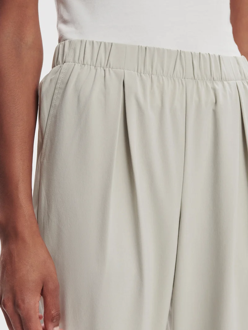 Lightweight Stretch Pleated Travel Pant Long