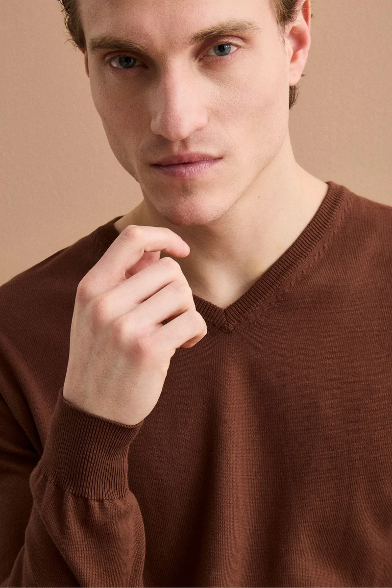 Maglia Scollo a V Regular Fit in Cotone - MARRONE