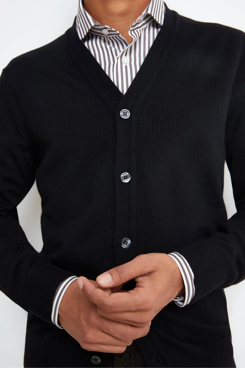 Cardigan Scollo a V in Lana Merino - NERO