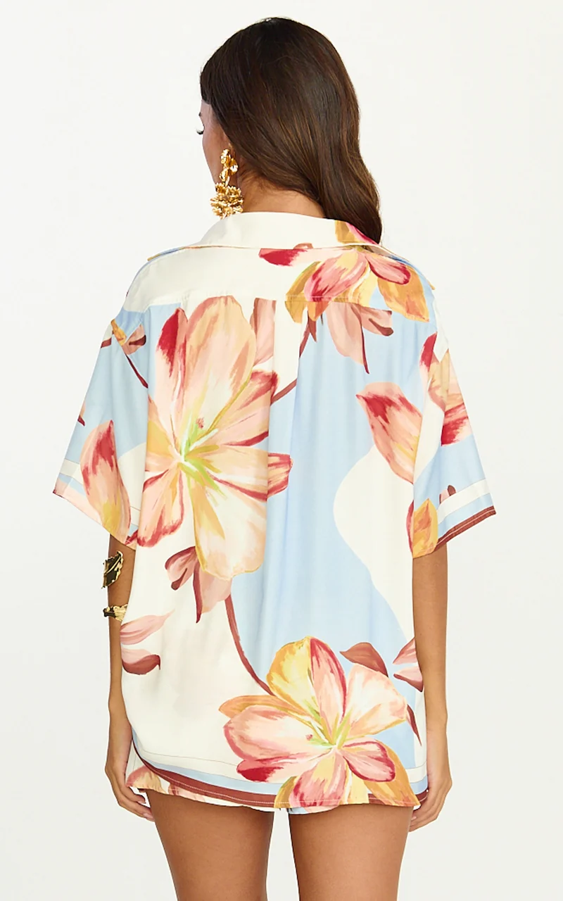 Robyn Shirt - Button Front Short Sleeve Shirt in Retro Flower Border Print