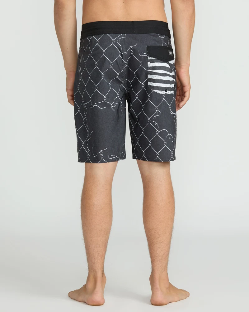 Misdormeaner Stoney 19" Boardshorts - Black