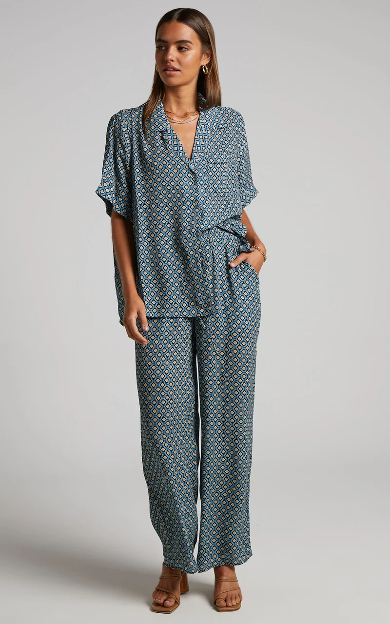 Brunita Shirt - Relaxed Short Sleeve Shirt in Tile Geo