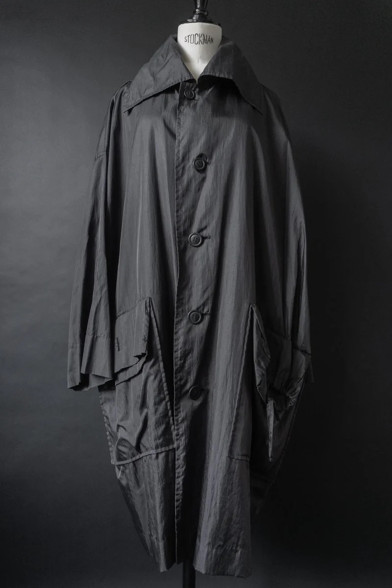 Issey Miyake Windcoat aus den 80ern – Schwarzer Avantgarde-Mantel mit Oversize-Silhouette