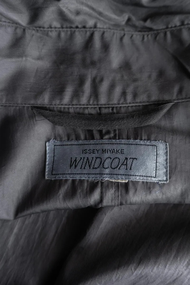 Issey Miyake Windcoat aus den 80ern – Schwarzer Avantgarde-Mantel mit Oversize-Silhouette