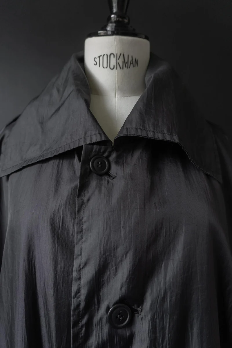 Issey Miyake Windcoat aus den 80ern – Schwarzer Avantgarde-Mantel mit Oversize-Silhouette
