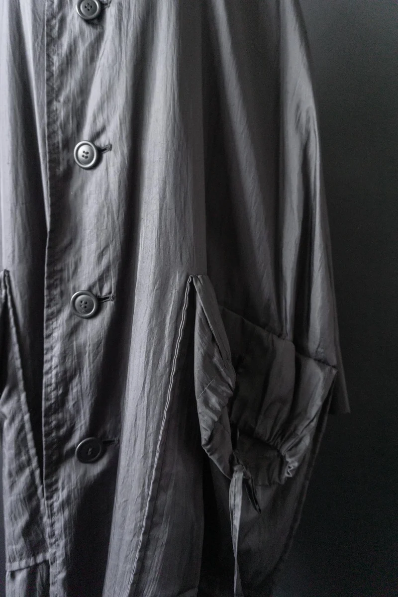 Issey Miyake Windcoat aus den 80ern – Schwarzer Avantgarde-Mantel mit Oversize-Silhouette