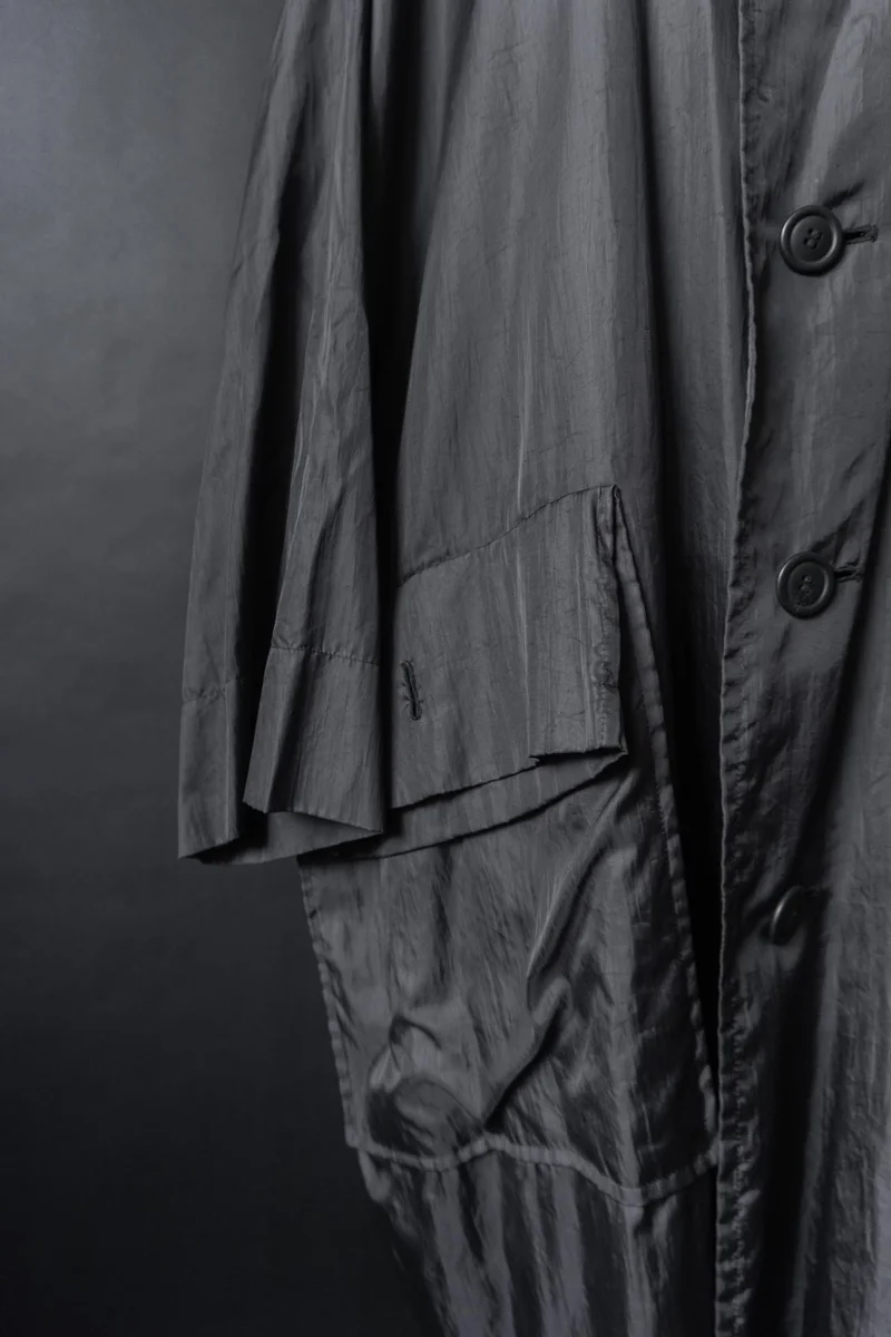 Issey Miyake Windcoat aus den 80ern – Schwarzer Avantgarde-Mantel mit Oversize-Silhouette