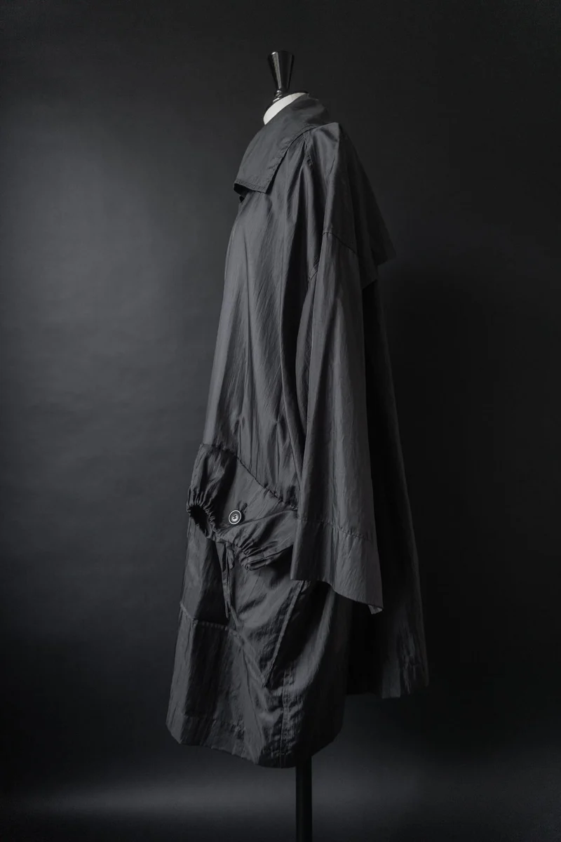 Issey Miyake Windcoat aus den 80ern – Schwarzer Avantgarde-Mantel mit Oversize-Silhouette
