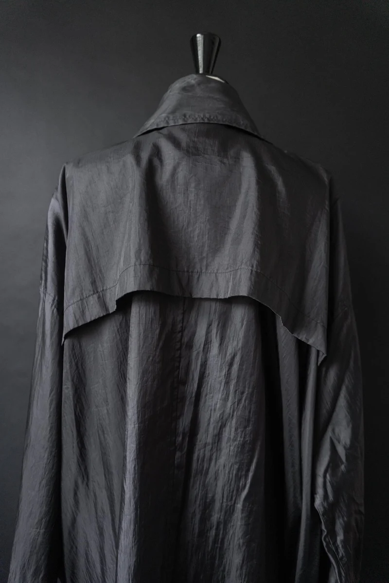 Issey Miyake Windcoat aus den 80ern – Schwarzer Avantgarde-Mantel mit Oversize-Silhouette