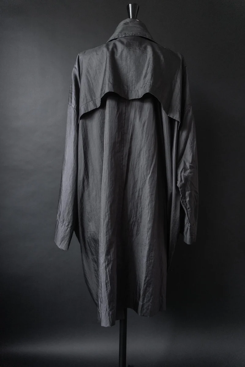 Issey Miyake Windcoat aus den 80ern – Schwarzer Avantgarde-Mantel mit Oversize-Silhouette