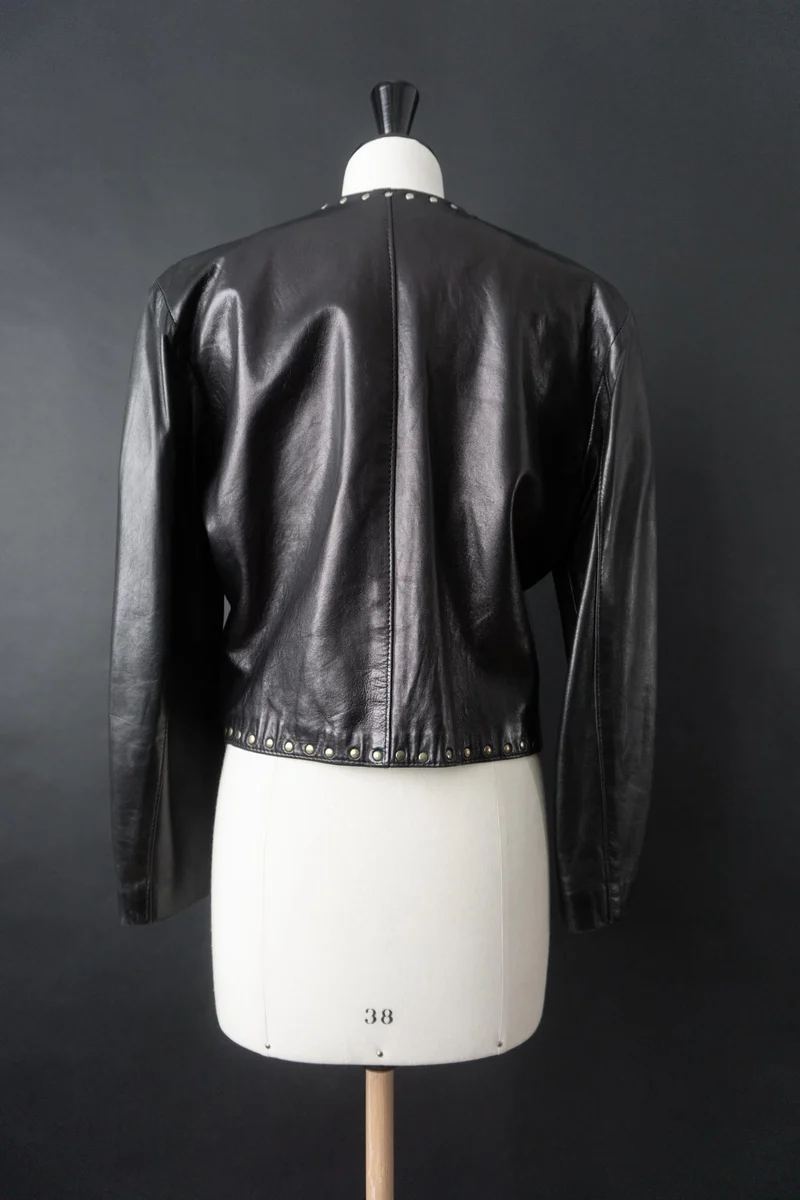 Vintage 80s Nieten Lederjacke, Cropped und boxy, S–M
