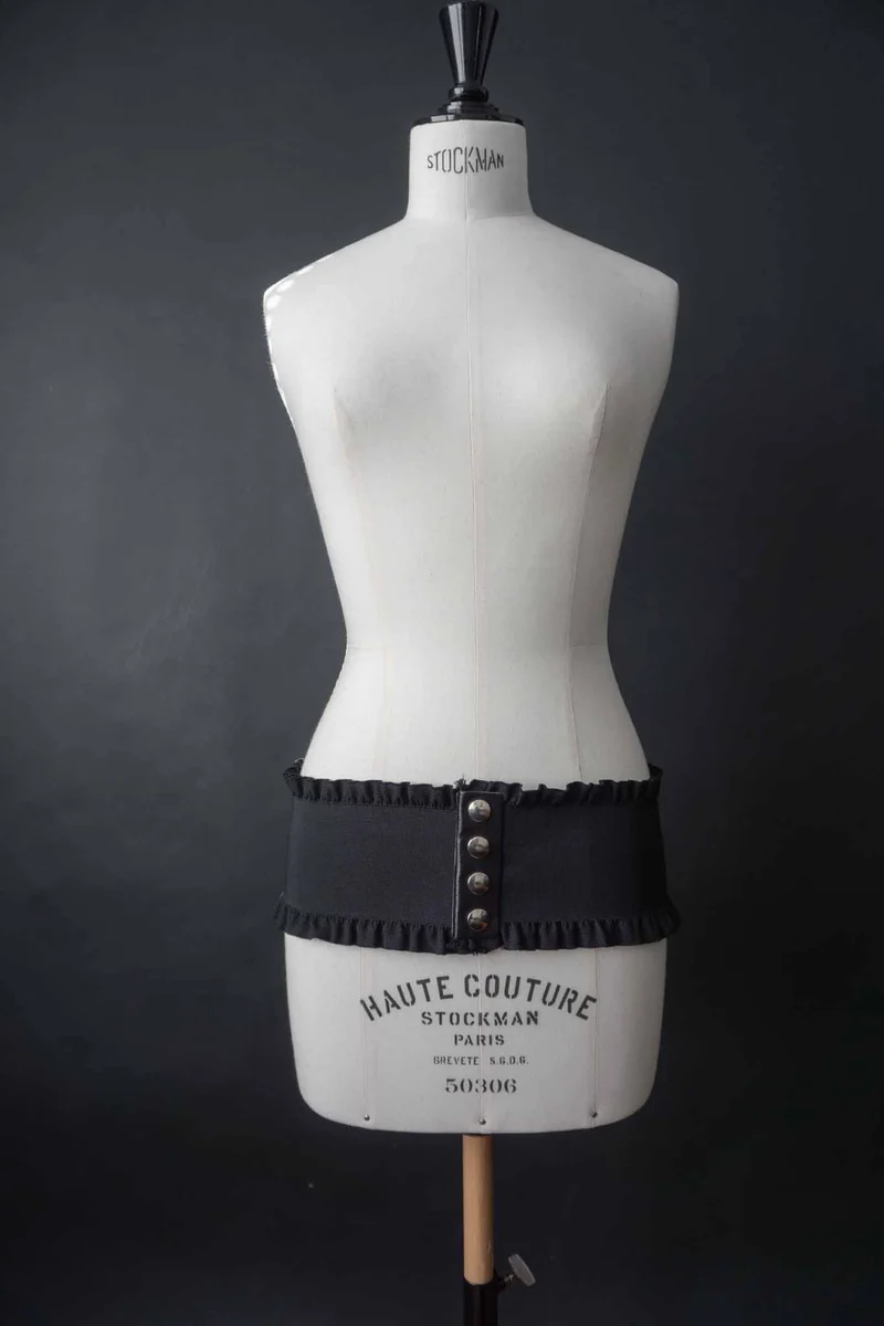 Vintage Stretch Gürtel 80s – Schwarzer Taillengürtel mit Rüschenkante & Nietenverschluss
