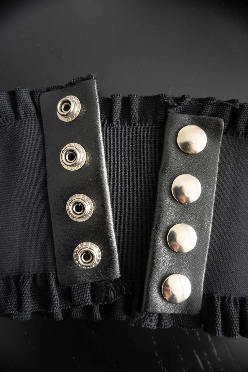 Vintage Stretch Gürtel 80s – Schwarzer Taillengürtel mit Rüschenkante & Nietenverschluss