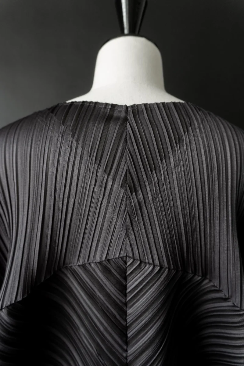 Vintage Pleats Please Issey Miyake – Architektonisches Plissee-Top in Anthrazit, S–XL